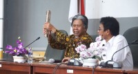 Berkenalan Dengan Seluruh Pegawai, Prof Udiansyah Bawa Bilah Bambu, Buat Apa Ya?