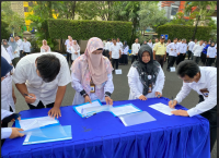 Penandatangan secara simbolis Komitmen Bersama Peningkatan Kinerja Pegawai LLDIKTI Wilayah XI Tahun 2024